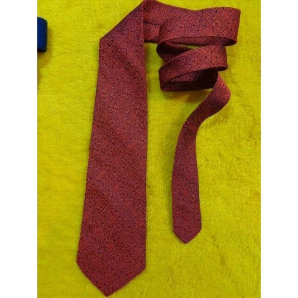1970s BEAU BRUMMELL FATTY ~ MENS DRESS SHIRT SUIT TIE ~ RED BLACK GEOMETRIC